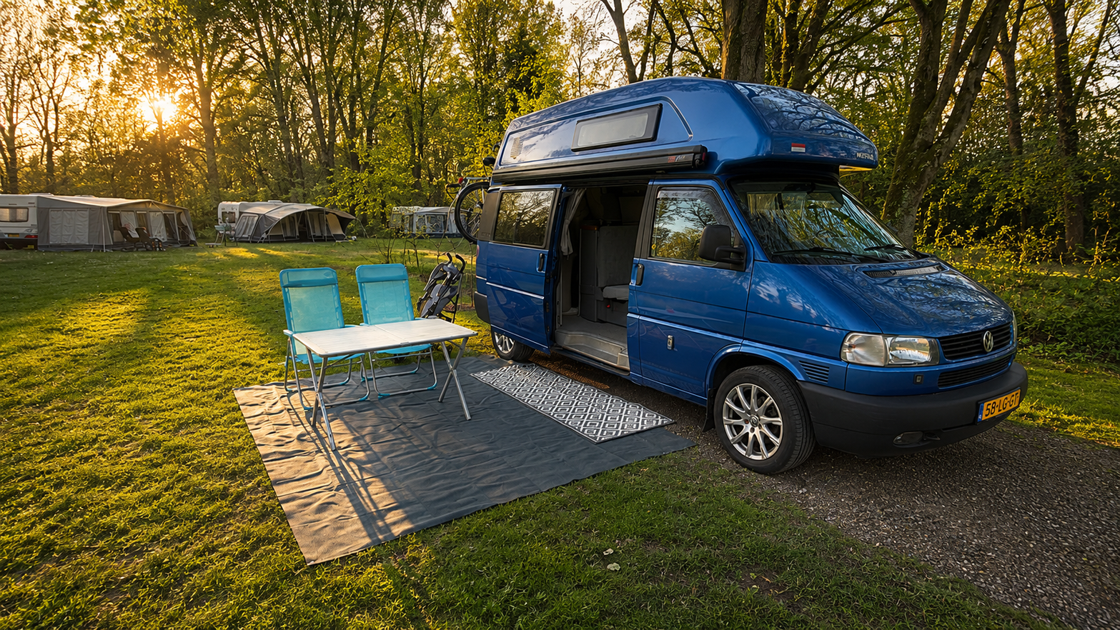 Camper bij het meer